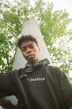 Charger l&#39;image dans la visionneuse de la galerie, &quot;(in)justice&quot; T-Shirt Noir
