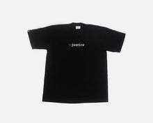 Charger l&#39;image dans la visionneuse de la galerie, &quot;(in)justice&quot; T-Shirt Noir
