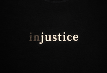 Charger l&#39;image dans la visionneuse de la galerie, &quot;(in)justice&quot; T-Shirt Noir
